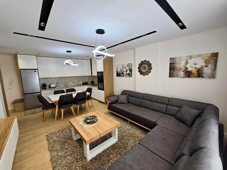 Tirane, jepet me qera apartament 1+1+Ballkon Kati 1, 68 m² 600 € (Rruga Xhebrahimet)