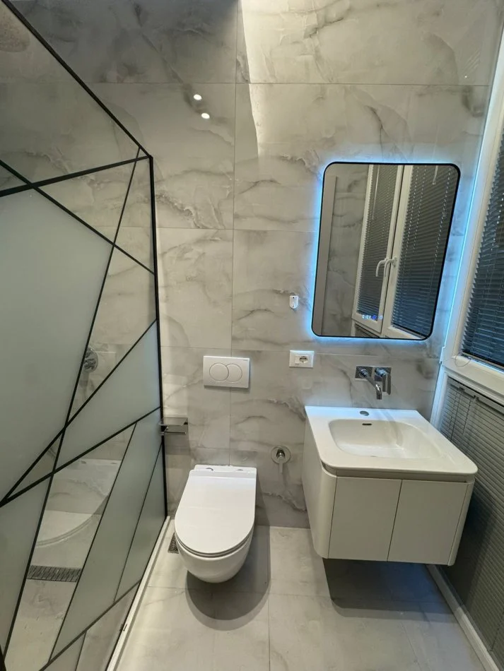 Tirane, jepet me qera apartament 2+1+Ballkon Kati 2, 118 m² 1.300 € (Rruga e Barikadave)