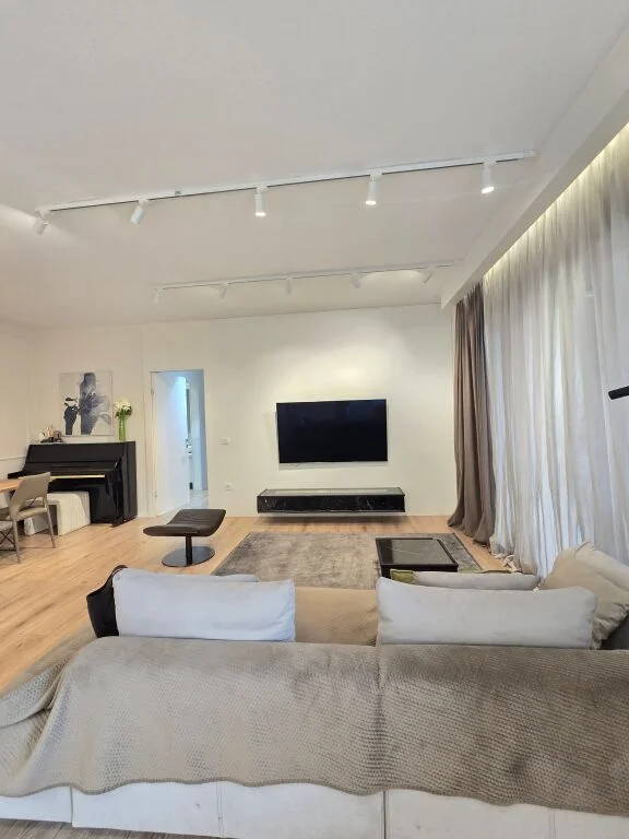 Tirane, shitet apartament 3+1+Ballkon Kati 5, 136 m² 450.000 € (Kompleksi Deliorgjit)