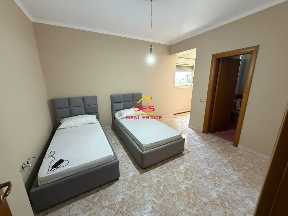 Vlore, jepet me qera apartament 2+1+Ballkon Kati 5, 110 m² 500 € (Bulevardi Vlorë Skelë)