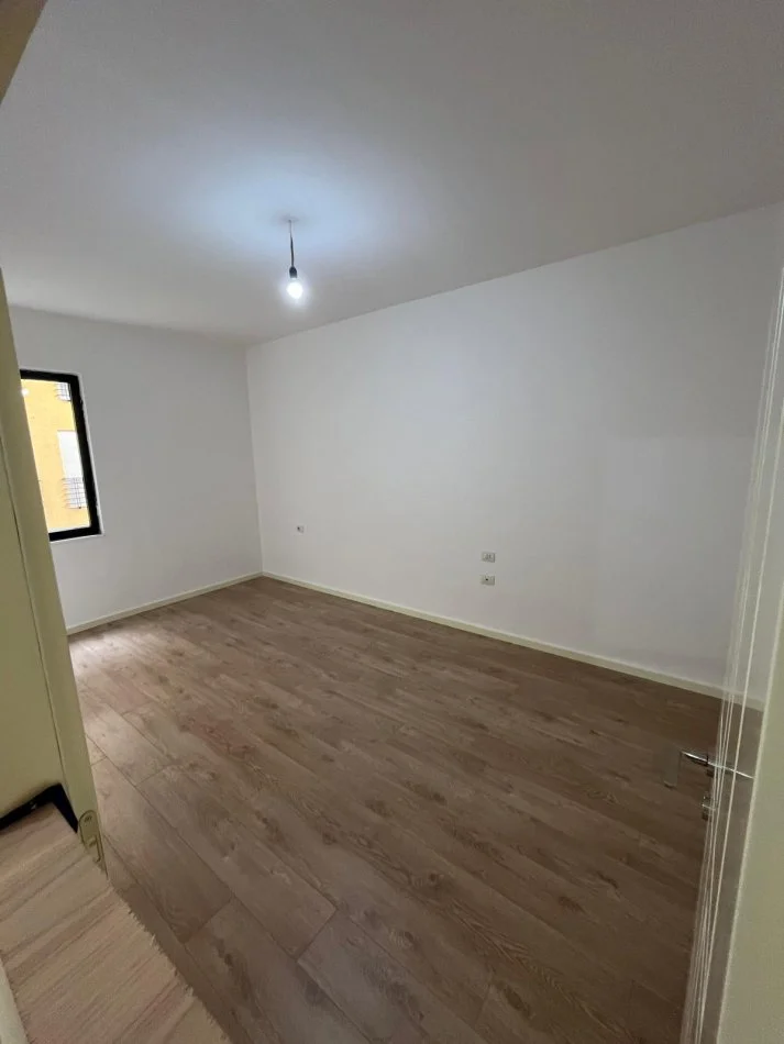 SHITET APARTAMENT 1+1 – Kodra e Diellit, Rruga Bill Clinton 70 m²,kati 3,me hipoteke,128 mln leke