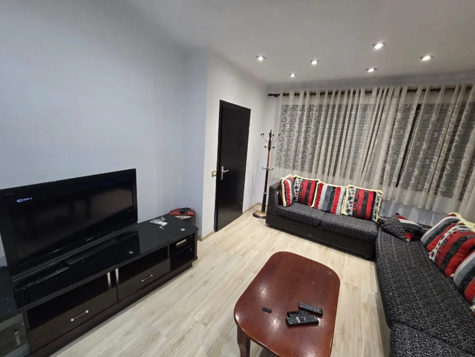 Tirane, jepet me qera 2+1+Ballkon , 90 m² 450 € (jordan misja)