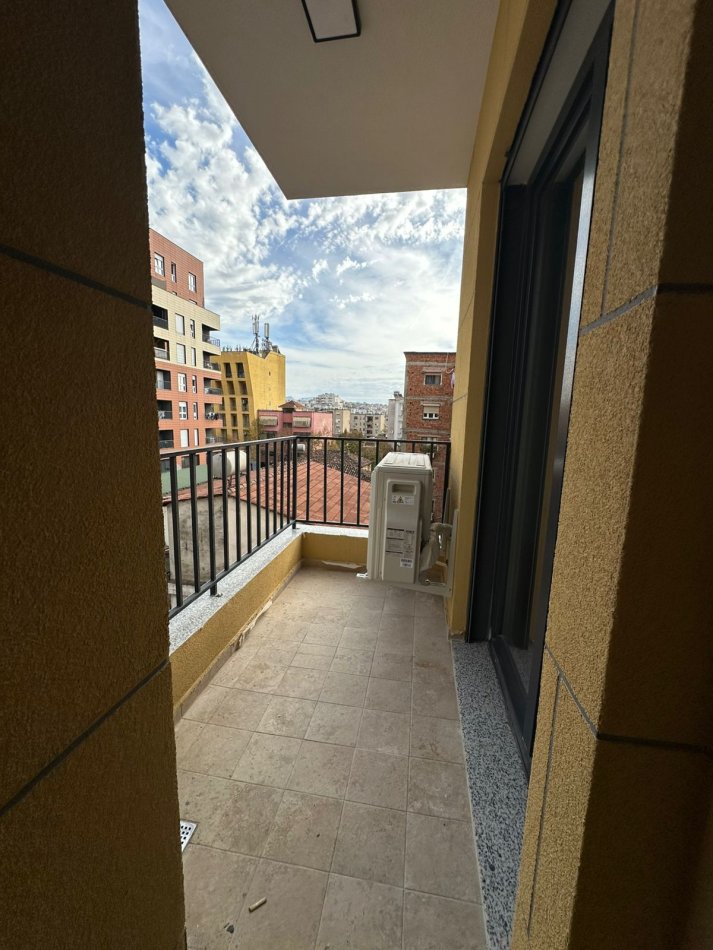 Tirane, jepet me qera apartament 1+1 Kati 3, 600 € (Shkolla kuqe)