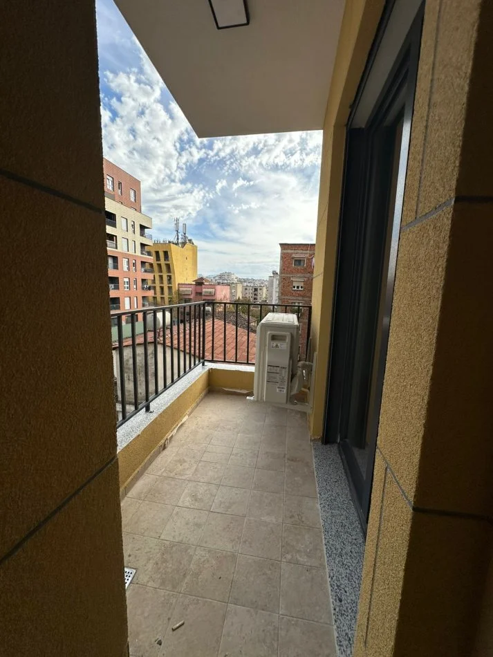 Tirane, jepet me qera apartament 1+1 Kati 3, 600 € (Shkolla kuqe)