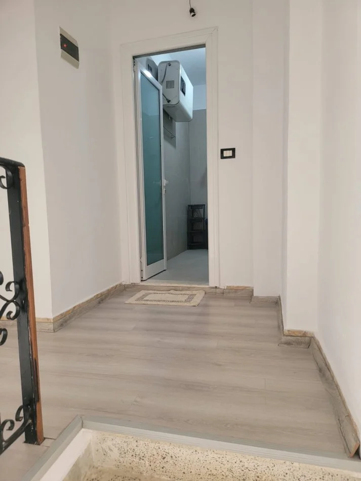 Tirane, jepet me qera apartament 1+1 Kati 2, 160 m² 500 € (Ali Demi)