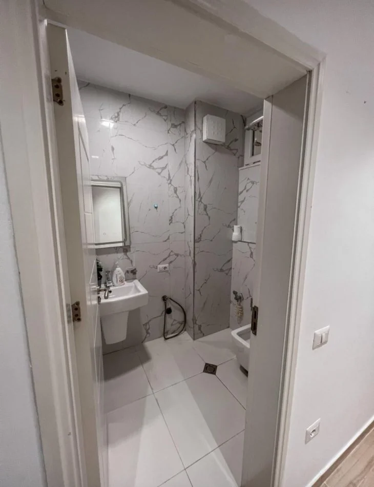 Tirane, jepet me qera apartament 1+1+Ballkon Kati 4, 70 m² 600 € (rruga 5 Maj)