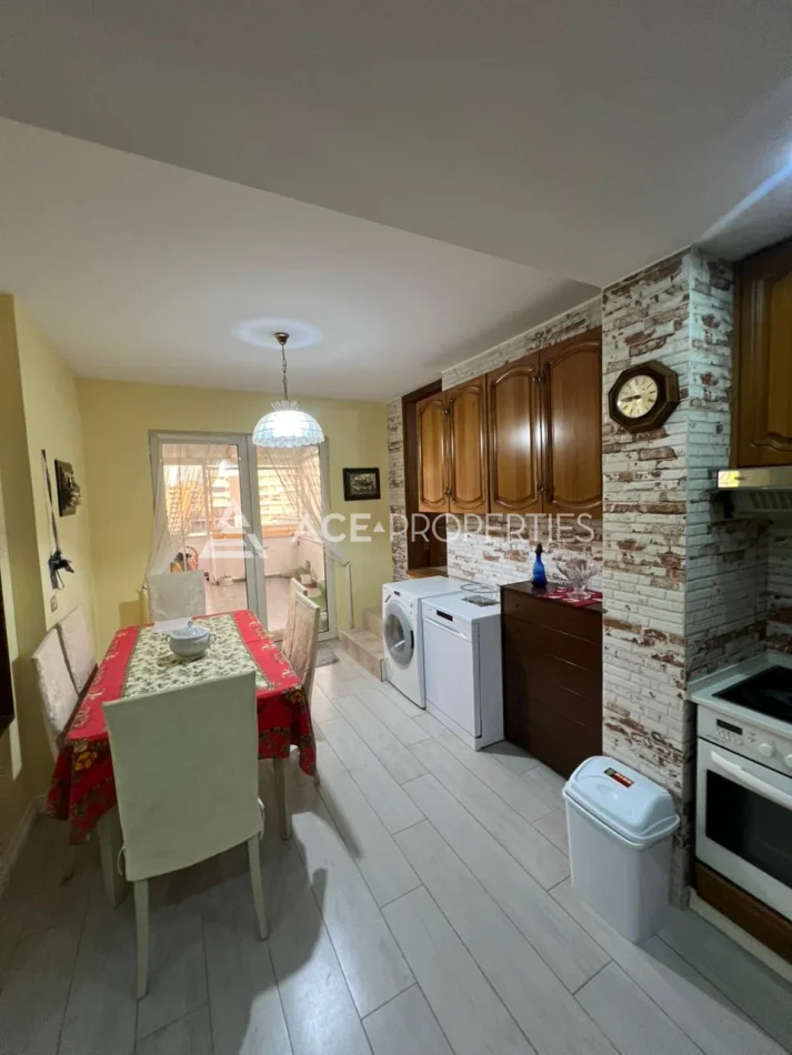 Durres, jepet me qera apartament 2+1+Aneks+Ballkon Kati 7, 229 m² 1.000 € (durres vollga)