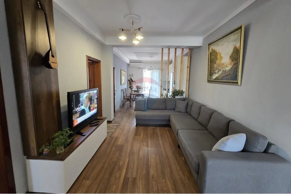 jepet me qera apartament Kati 3, 110 m² 550 € (Rruga 5 Maji)