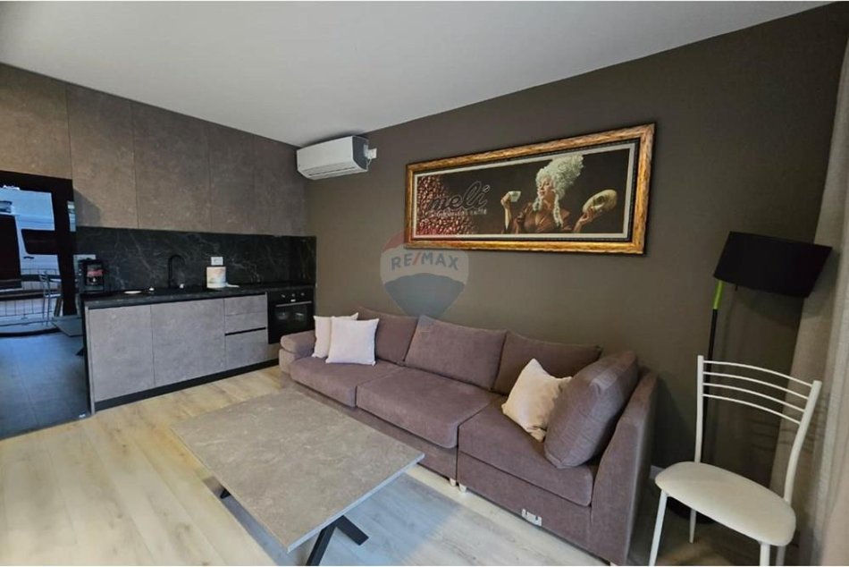 Tirane, jepet me qera apartament 1+1 Kati 3, 50 m² 600 € (Rruga 5 Maji)