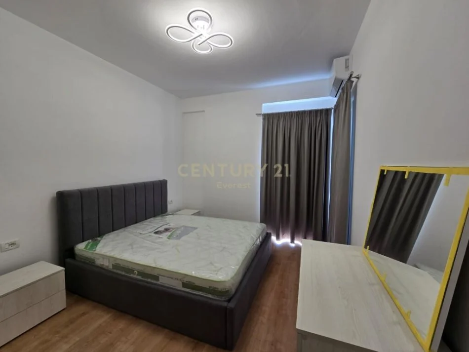 Tirane, jepet me qera apartament 2+1 Kati 8, 75 m² 500 € (Rruga 5 Maj)