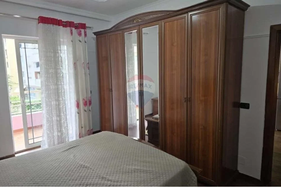 jepet me qera apartament Kati 3, 110 m² 550 € (Rruga 5 Maji)