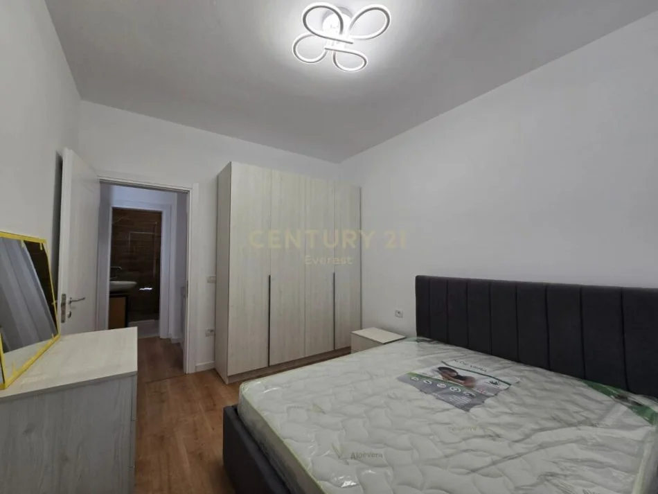 Tirane, jepet me qera apartament 2+1 Kati 8, 75 m² 500 € (Rruga 5 Maj)