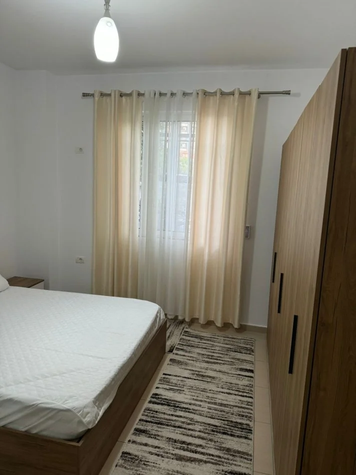 Tirane, jepet me qera apartament 1+1+Aneks+Ballkon, Kati 1, 70 m² 500 € (Rruga Dibres)