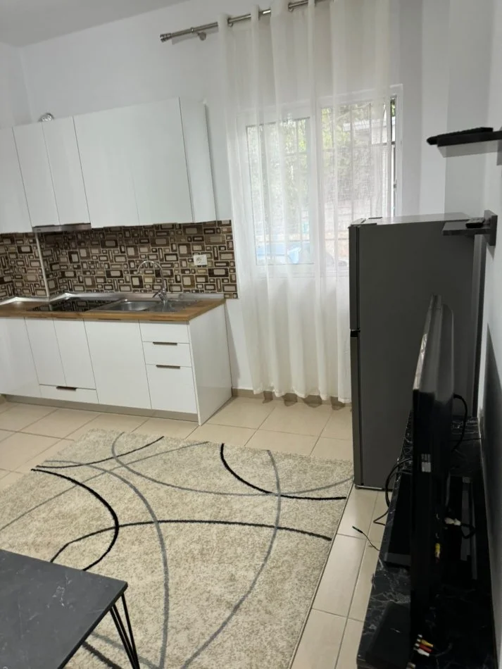 Tirane, jepet me qera apartament 1+1+Aneks+Ballkon, Kati 1, 70 m² 500 € (Rruga Dibres)