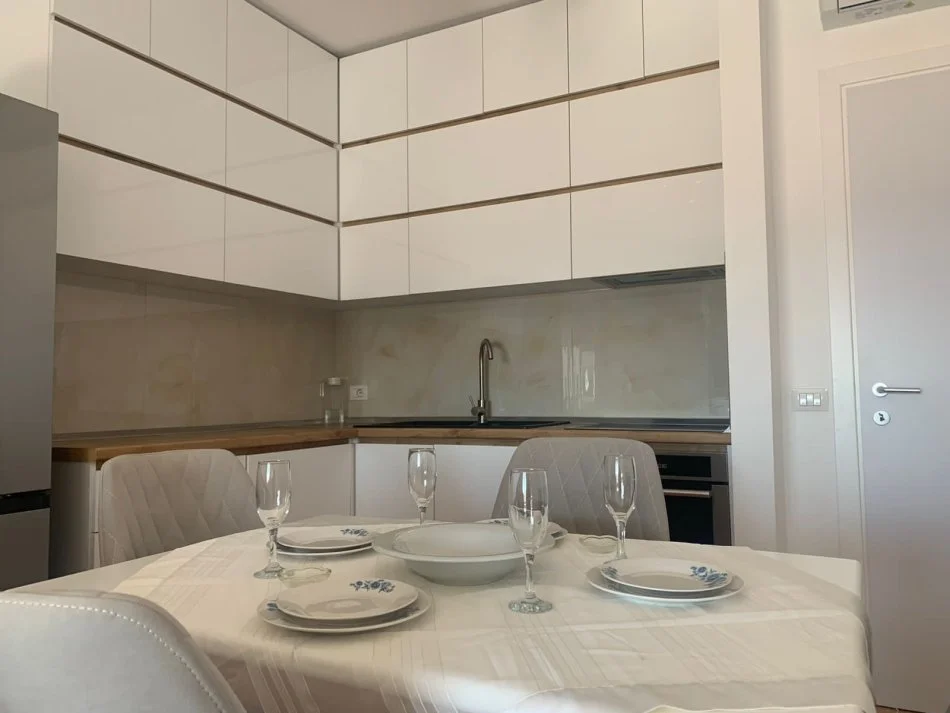 Tirane, jepet me qera apartament 2+1 Kati 4, 90 m² 650 € (RRUGA 5 MAJI)