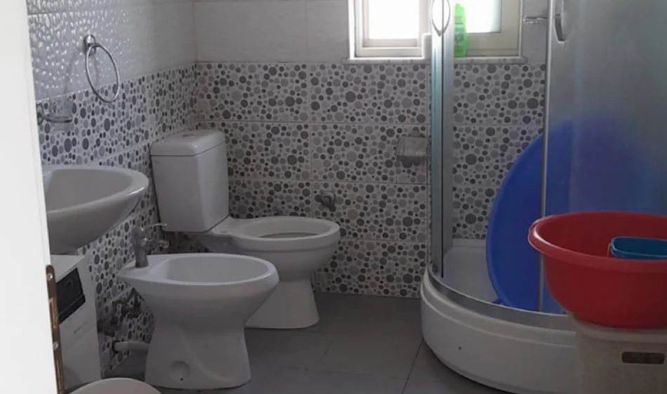 Tirane, jepet me qera Vile 2+1 Kati 4, 150 m² 500 € 