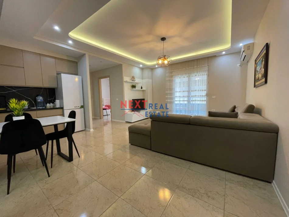 Vlore, jepet me qera apartament 2+1+Ballkon , 700 € (LUNGOMARE)