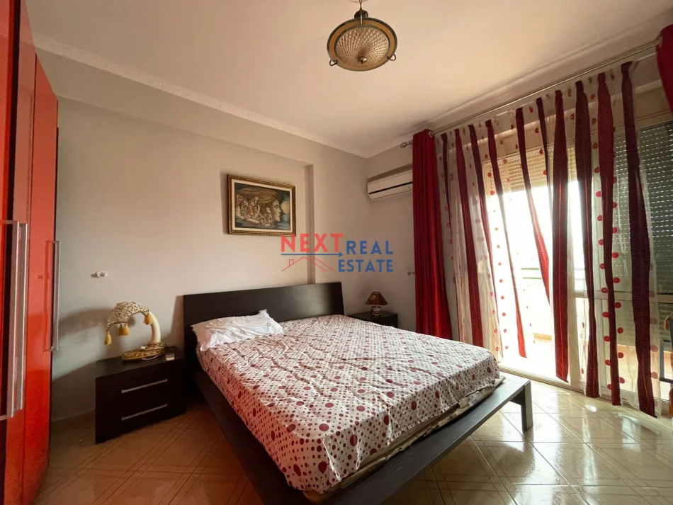 Vlore, jepet me qera apartament 2+1+Ballkon , 450 € (Perballe shkolles “Jani Minga”)