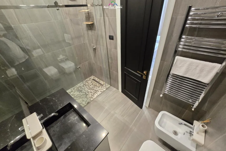 Tirane, jepet me qera apartament 2+1+Ballkon Kati 5, 116 m² 1.400 € (Kompleksi Delijorgji)