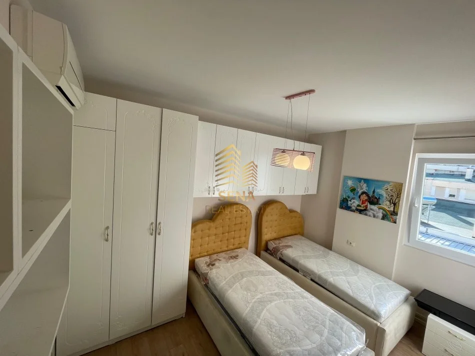 Tirane, jepet me qera apartament 3+1+Ballkon Kati 5, 126 m² 900 € (Liqeni i Thate)