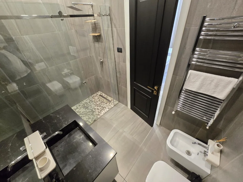 Tirane, jepet me qera apartament 2+1 Kati 5, 116 m² 1350 € (delijorgji)