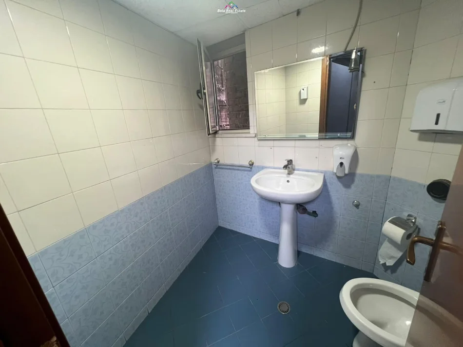 Tirane, zyre Kati 2, 200 m²  3500 euro (Rruga Sami Frasheri)