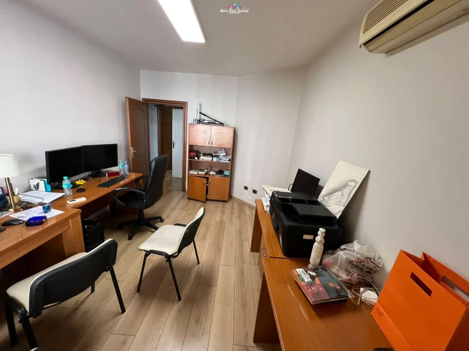 Tirane, jepet me qera zyre Kati 2, 106 m² 750 € (21 dhjetori)