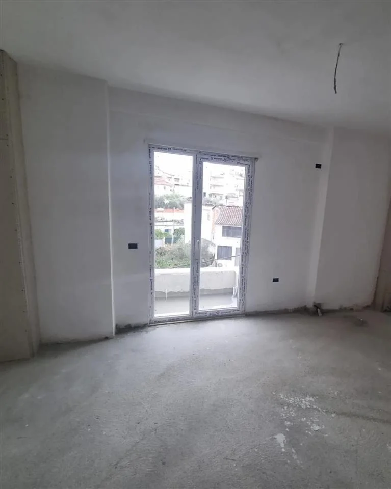 Jepet ne shitje Apartament 1+1 me siperfaqe 45 m2 , prane Xhamise ne Selite.