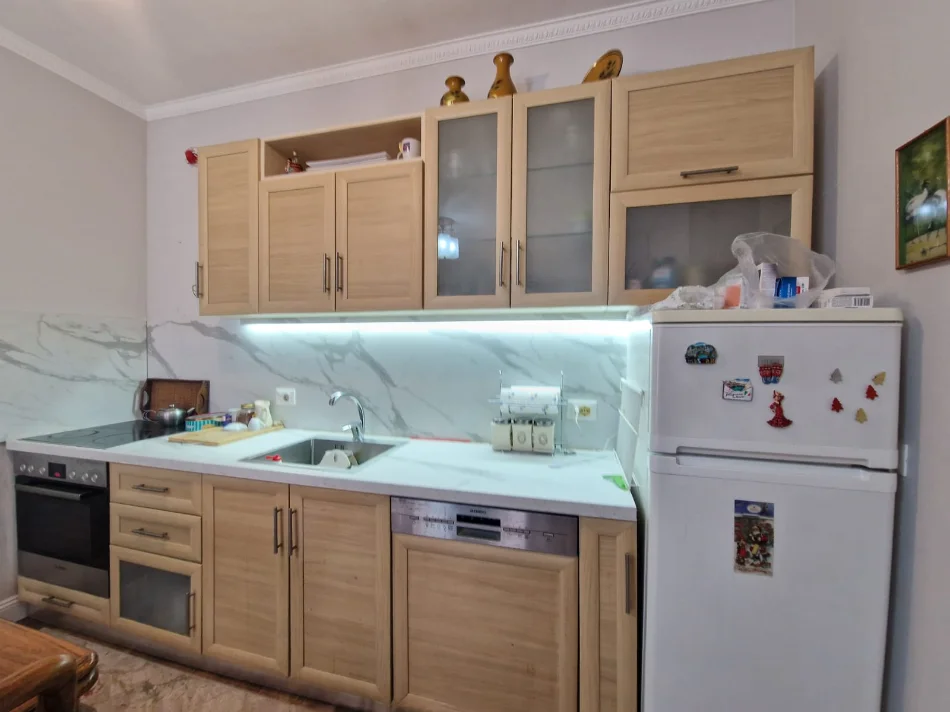 Tirane, jepet me qera apartament 2+1 Kati 6, 84 m² 820 € (Rruga e Kavajes)