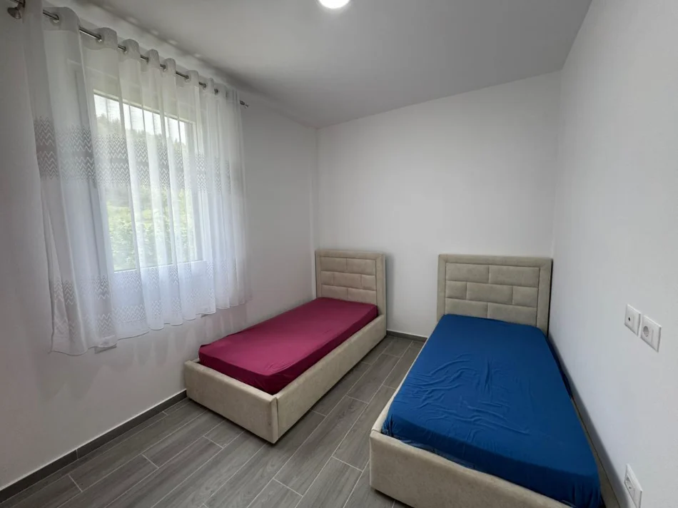 Tirane, jepet me qera apartament 2+1+Ballkon Kati 2, 120 m² 500 € (Kombinat)