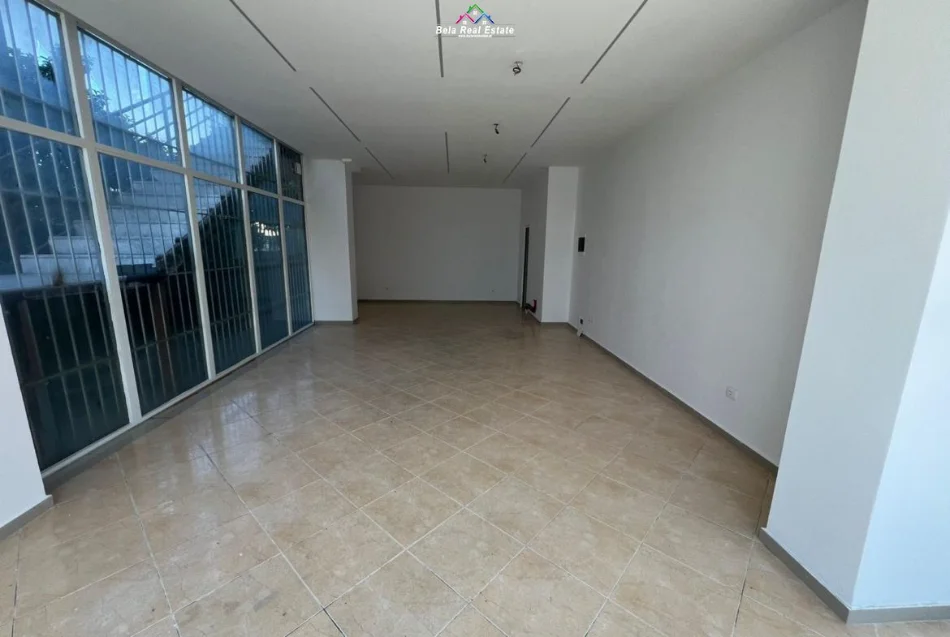 Tirane, jepet me qera dyqan Kati 1, 70 m² 730 € (Rruga Kastriotet)