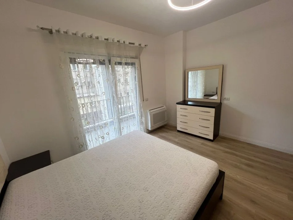 Tirane, jepet me qera apartament 2+1+Ballkon Kati 2, 105 m² 650 € (Rruga Bardhyl, prane shkolles Kongresi i Lushnjes)