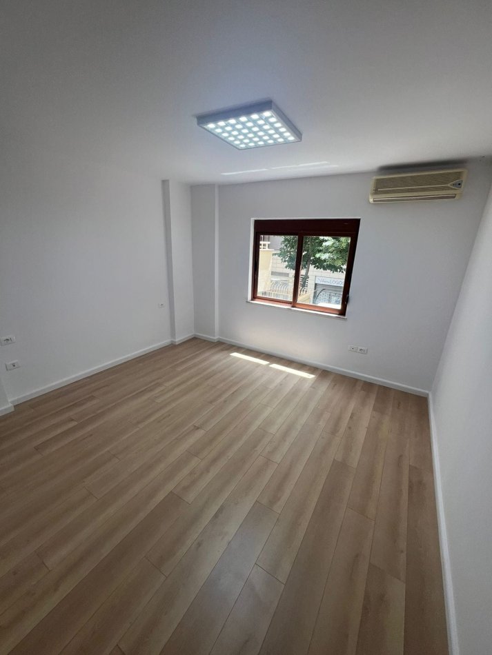 Tirane, jepet me qera zyre Kati 2, 115 m² 900 € (rruga e bogdaneve)