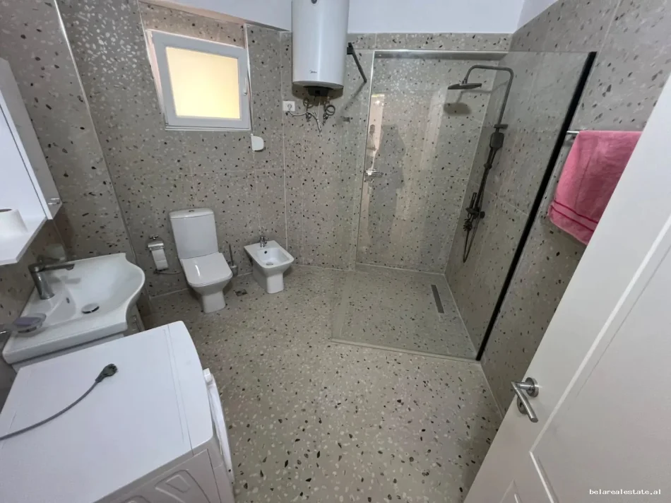 Tirane, jepet me qera zyre Kati 2, 120 m² 940 € (Rruga Lidhja e Prizerenit)