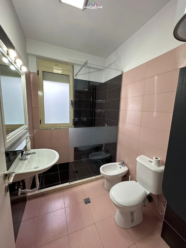 Tirane, jepet me qera apartament 1+1+Ballkon Kati 2, 57 m² 570 € (kopshti zoologjik)