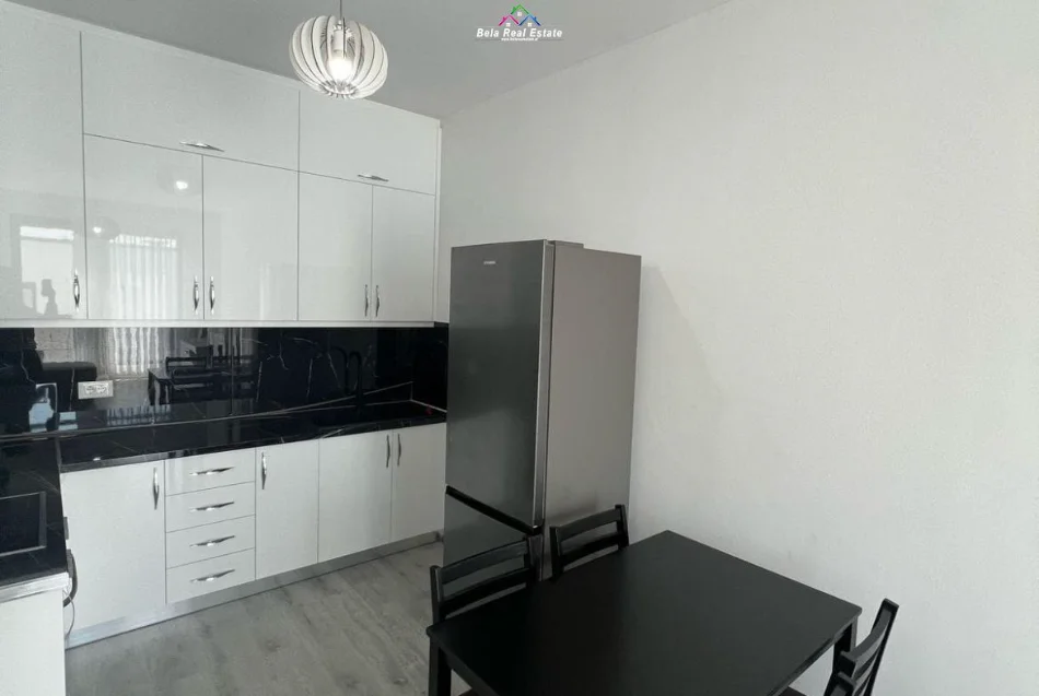 Tirane, jepet me qera apartament 1+1+Ballkon Kati 8, 65 m² 550 € (xhanfize keko)