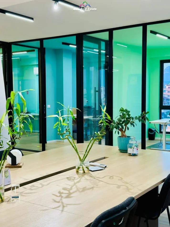 Tirane, jepet me qera zyre Kati 4, 220 m² 1.700 € (bulevardi i ri)