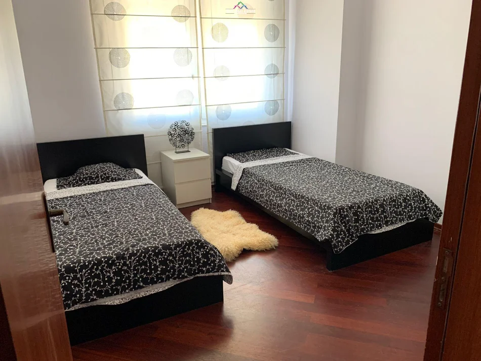 Tirane, jepet me qera apartament 2+1 Kati 8, 100 m² 1.300 € (Abdyl frasheri)