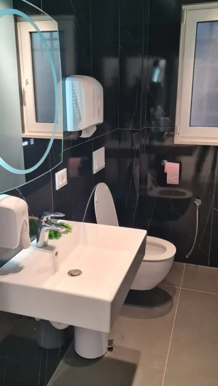 Tirane, jepet me qera ambjent biznesi Kati 0, 70 m² 1.900 € (rruga Fortuzi)