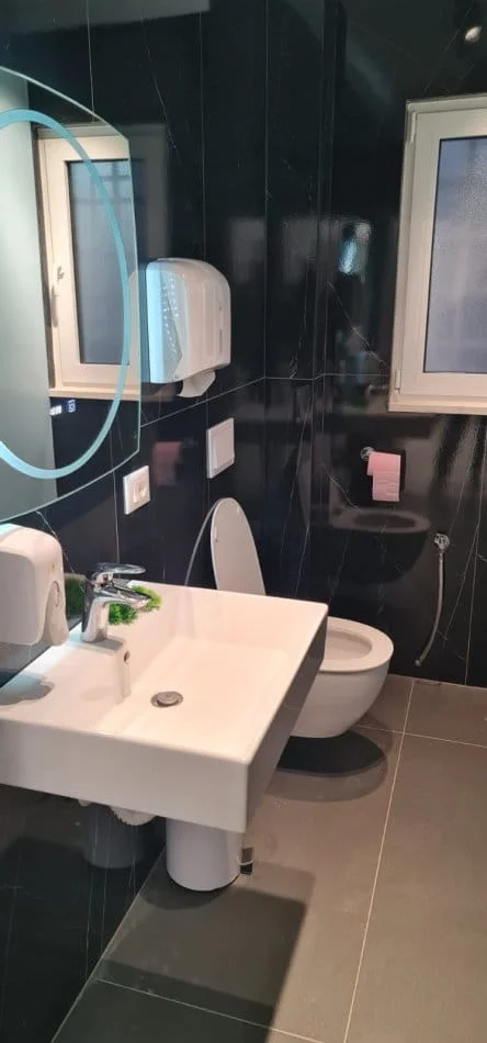 Tirane, jepet me qera ambjent biznesi Kati 0, 70 m² 1.900 € (rruga Fortuzi)