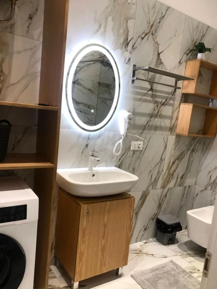 Tirane, jepet me qera apartament 1+1+Ballkon Kati 3, 1.100 m² 1.100 € (Kompleksi Delijorgji, Rruga e Kavajës)