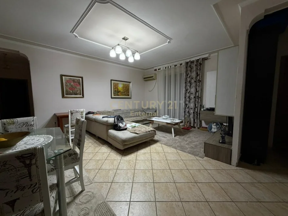 Tirane, shitet apartament 3+1 Kati 5, 330.000 € 