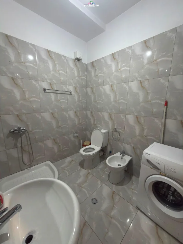 Tirane, jepet me qera apartament 1+1+Ballkon Kati 4, 71 m² 580 € (kompleksi delijorgji)