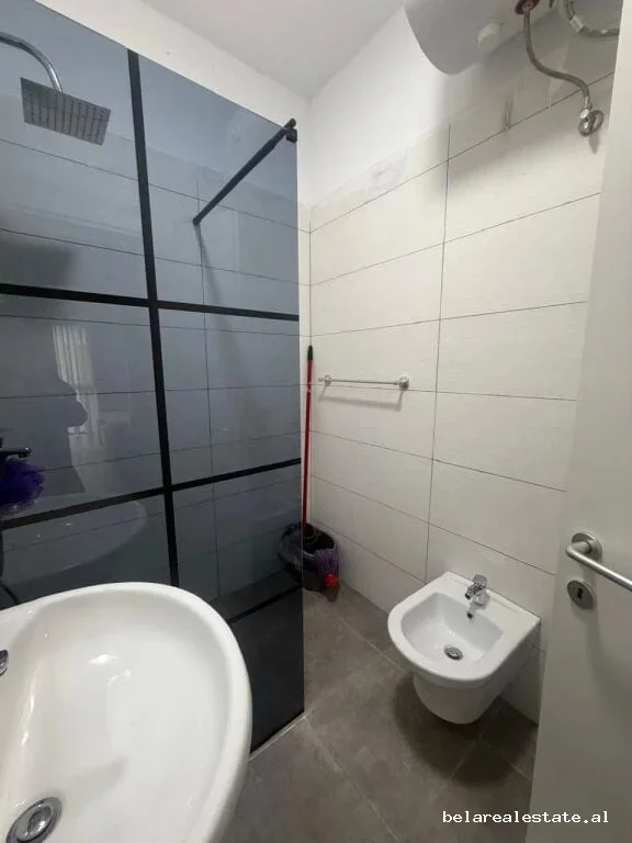 Tirane, jepet me qera apartament 1+1+Ballkon Kati 4, 76 m² 600 € (rruga 5 maji)