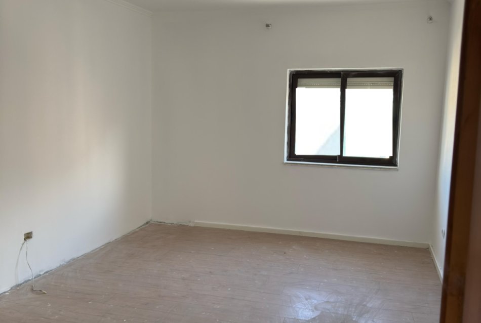 Tirane, shitet apartament 3+1 Kati 5, 164 m² 268.000 € (Komuna E Parisit)
