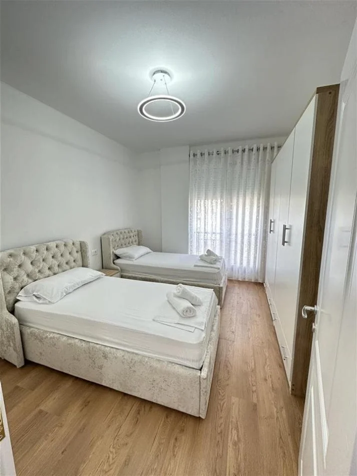 Tirane, jepet me qera apartament 2+1+Ballkon Kati 1, 100 m² 730 € (rruga e dibres)