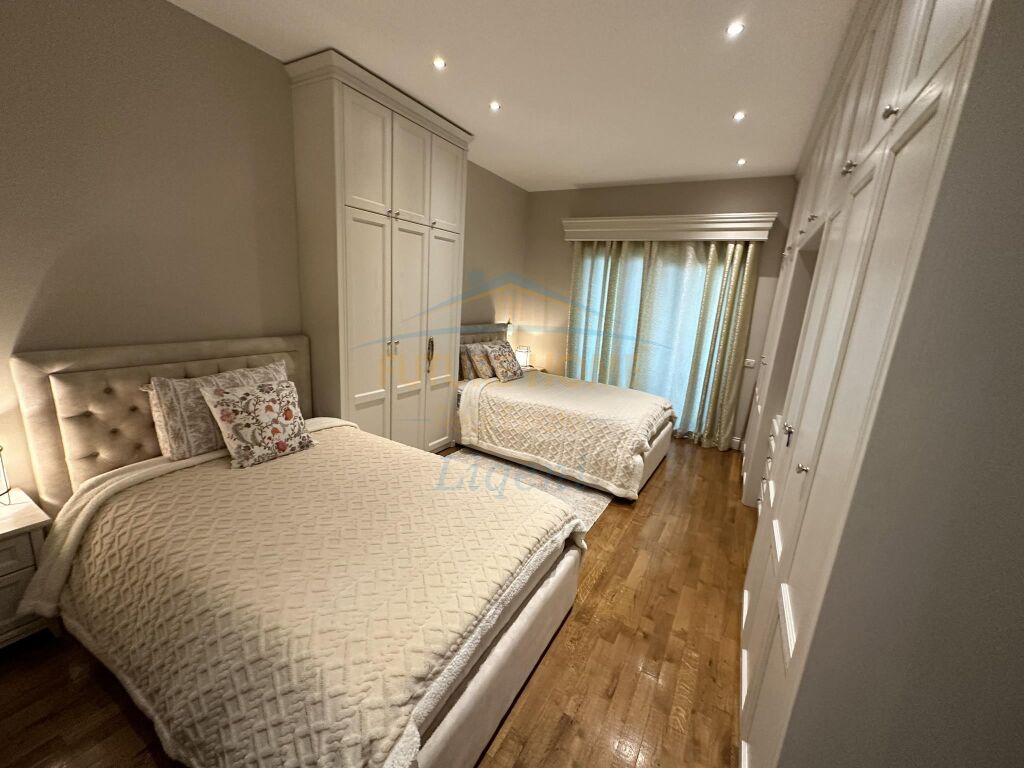 Shitet, Penthouse 3+1, Liqeni i Thate, Tirane.  LI37559