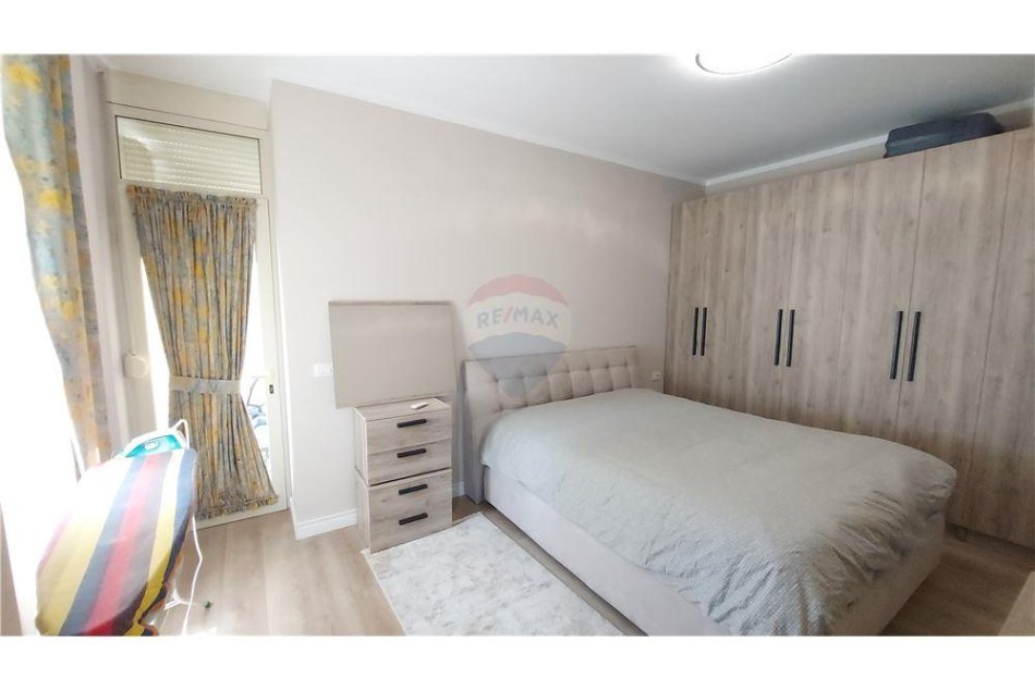 Tirane, jepet me qera apartament 1+1 Kati 2, 71 m² 530 € (Rruga Hamdi Sina - Liqeni i Thatë
