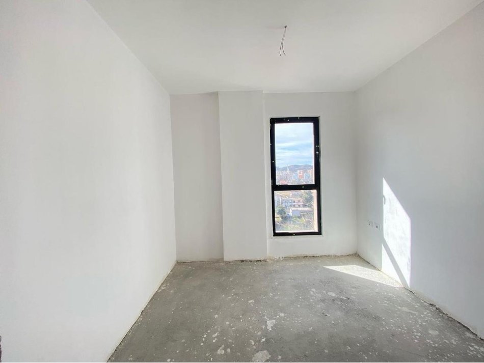 Tirane, shitet apartament 3+1+Ballkon Kati 1, 118 m² 155.000 € (29 nentori)