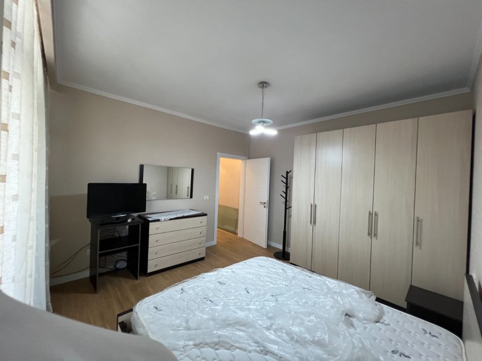 Tirane, jepet me qera apartament 1+1+Ballkon Kati 5, 78 m² 550 € (todi shkurti)